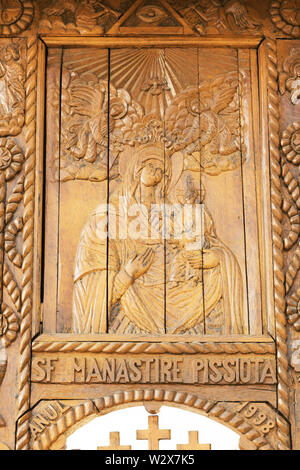 Prahova, Roumanie - Mars 30, 2019 : icône en bois sculpté de la Vierge Marie et l'enfant Jésus au monastère Pisiota Poienarii Burchii situé dans, Prahova, Roumanie Banque D'Images