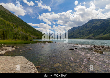 Multinsky averadge dans le lac montagnes de l'Altaï. Paysage pittoresque avec l'eau transparente et pierre énorme. L'heure d'été. Banque D'Images