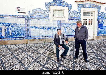 Bâtiment de la gare d'Aveiro ornée de carreaux azulejos typiques qui raconte une histoire de la vie au Portugal. Aveiro, Portugal. Banque D'Images