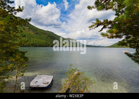 Multinsky les lacs de montagnes de l'Altaï. Paysage pittoresque avec voile liées par une corde sur la côte Banque D'Images