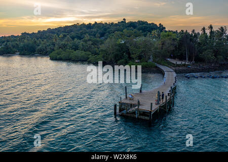 Drone abattu le bateau mais Communauté Eco Resort et hôtel sur la montagne en KohKood Island à l'Est de la Thaïlande. Banque D'Images