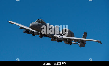 Une California Air National Guard A-10 Thunderbolt II effectue une démonstration de force sur le terrain lors d'un exercice de formation organisé par le 124e Escadron des Forces de sécurité, au sud de Boise, Idaho, 21 juin 2019. La 124FS a accueilli l'exercice qui comprend des aviateurs 173e ESF, Klamath Falls, Oregon, et le 366FS, Mountain Home, Idaho. (U.S. Air National Guard photo par le Sgt. Joshua C. Allmaras) Banque D'Images
