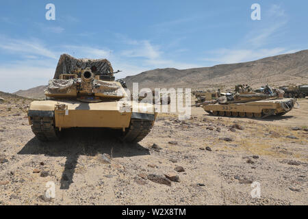 Un équipage de char du 1er bataillon du 252ème régiment, armure, 30e Armored Brigade Combat Team, North Carolina National Guard fournit la sécurité avec un tank Abrams M1 au cours de l'opération à Sting Hickory Fort Irwin, en Californie, le 7 juillet 2019. Hickory Opération Sting est une action décisive sur la rotation et manœuvre interarmes des canonniers de la convention collective au centre de formation national, Fort Irwin, en Californie, afin de valider les capacités du 30e dans l'environnement de formation et assurer un brigade réactif prêt à déployer, combattre et gagner. (U.S. La Garde nationale de l'Armée Photo par le Sgt. Jamar Marc Banque D'Images