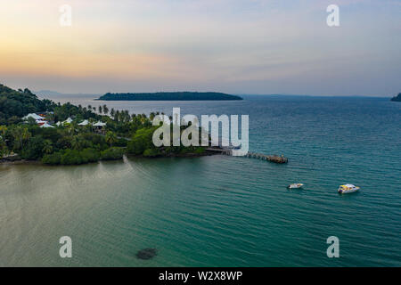 Drone abattu le bateau mais Communauté Eco Resort et hôtel sur la montagne en KohKood Island à l'Est de la Thaïlande. Banque D'Images