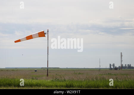 Détails avec un indicateur de direction du vent sur un aéroport Banque D'Images