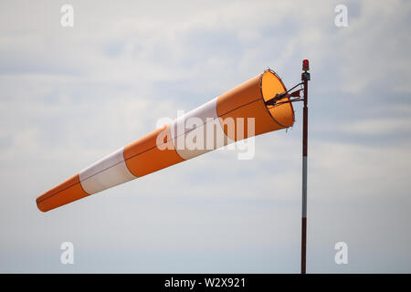 Détails avec un indicateur de direction du vent sur un aéroport Banque D'Images