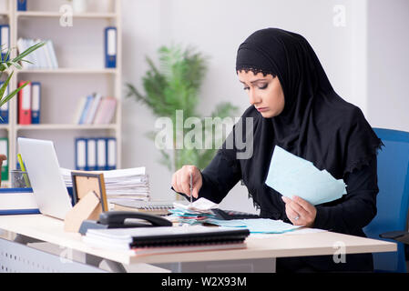 L'employée comptable en hijab travaillant au bureau Banque D'Images