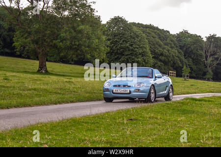 X873KBV Blue 2000 MG MGF se au Classic car Rally tenu dimanche 7 juillet 2019. Le salon automobile classique du milieu de l'été de Mark Woodward a visité Carnforth pour présenter plus de classiques, d'historiques, de moteurs anciens et de collectibles du patrimoine lors du salon de transport Leighton Hall de cette année, une occasion de voir plus de 500 véhicules classiques d'antan à l'un des spectacles les plus complets et les plus divers de l'été classique de voiture. Banque D'Images
