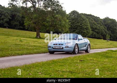 Blue 2000 MG MGF se au Classic car Rally qui a eu lieu le dimanche 7th juillet 2019.Le spectacle de voitures classiques de Mark Woodward en été s'est rendu à Carnforth pour présenter plus de classiques, d'historiques, de moteurs d'époque et de collections historiques au salon de transport Leighton Hall de cette année.une occasion de voir plus de 500 véhicules classiques d'antan à l'un des spectacles les plus complets et les plus divers de l'événement de voiture classique d'été. Banque D'Images
