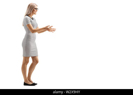 Profil de pleine longueur sur une jeune femme blonde attend de recevoir quelque chose d'isolé sur fond blanc Banque D'Images