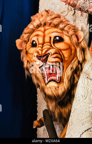 Kolkata Inde Octobre 2018 - portrait de crier l'horreur face du roi tigre du Bengale tête. Cruels, Ghost Scary Halloween tourné en Durga Puja fes Banque D'Images