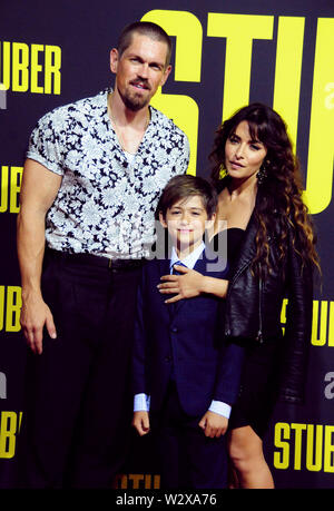 Los Angeles, Californie, USA 10 juillet 2019 acteur Steve Howey, fils William Wolf Howey et l'actrice Sarah Shahi assister à la 20th Century Fox's 'tuber' création le 10 juillet 2019 à Regal Cinemas L.A. Vivre à Los Angeles, Californie, USA. Photo de Barry King/Alamy Live News Banque D'Images