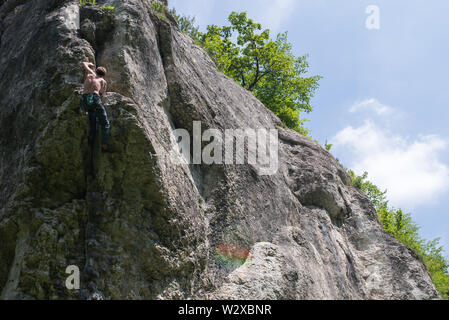 Hommes escalade mur vertical, itinéraire difficile, Pologne Banque D'Images