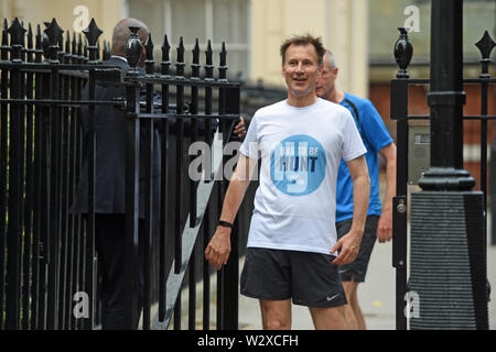 Secrétaire aux affaires étrangères et candidat à la direction du parti conservateur Jeremy Hunt porte un T-shirt de la campagne comme il va pour un jogging dans le centre de Londres avec Stef Blok, Ministre des affaires étrangères des Pays-Bas. Banque D'Images