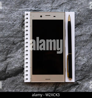 Still Life : smartphone, notebbook et stylo. Mise à plat Banque D'Images