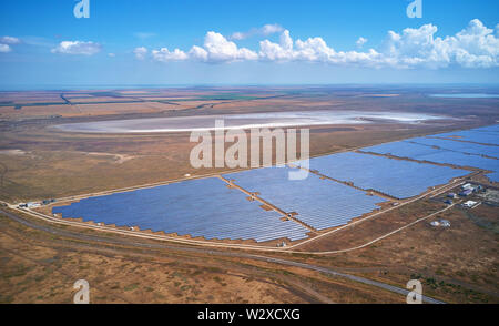 Vue aérienne des champs de panneaux solaires Banque D'Images