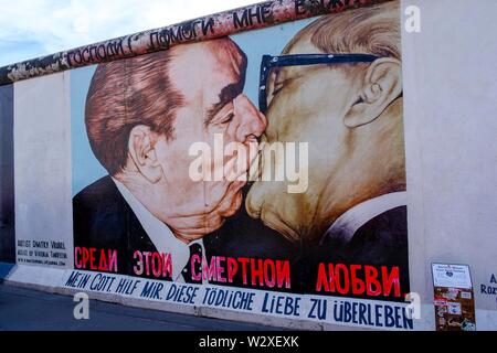 East Side Gallery Memorial, artiste Dimitrij Vroubel, Leonid Breschnew kiss entre frère et Erich Honecker, Berlin, Allemagne Banque D'Images