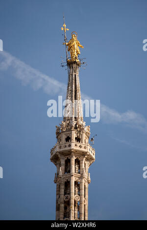 L'Italie, Lombardie, Milan, de la cathédrale Duomo, de la Madonnina statue Banque D'Images