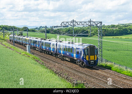 Nouvelle classe Scotrail 385 trains à Emu Park Farm est de Linlithgow West Lothian Ecosse UK en direction de Glasgow Édimbourg Banque D'Images