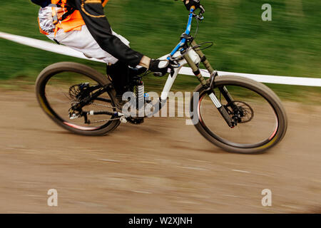 Dh-cavalier équitation piste forestière en descente de flou Banque D'Images