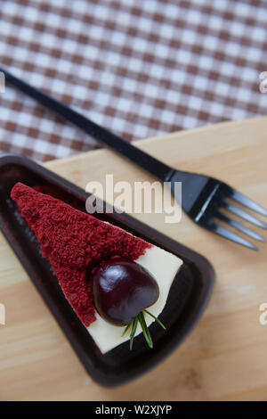 Berry cake servant dans la plaque en plastique Banque D'Images