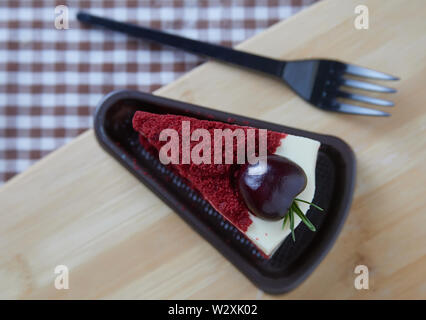 Berry cake servant dans la plaque en plastique Banque D'Images
