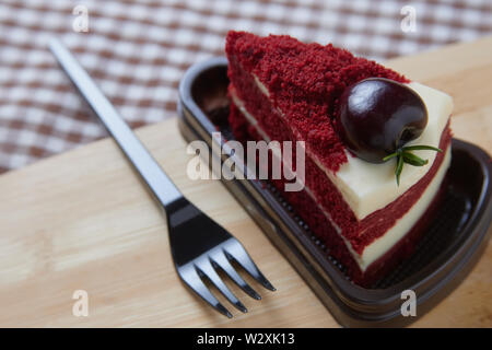 Berry cake servant dans la plaque en plastique Banque D'Images
