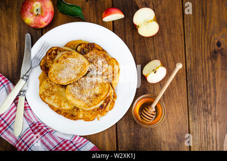 Sex fried crêpes aux pommes et au miel Banque D'Images