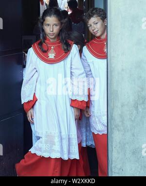 Pamplona, Espagne. 11 juillet, 2019. Des centaines d'enfants ont participé ce mercredi à la traditionnelle offre de fleurs San Fermín, qui se célèbre chaque année à l'occasion de la Journée de l'enfance des festivités Cientos de niños han participado este viernes en la tradicional ofrenda floral un San Fermín, que se celebra cada año con motivo del Día infantil de las fiestas Pablo Sarasate/Cordon Cordon Crédit : Presse Presse/Alamy Live News Banque D'Images