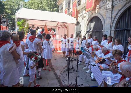 Pamplona, Espagne. 11 juillet, 2019. Des centaines d'enfants ont participé ce mercredi à la traditionnelle offre de fleurs San Fermín, qui se célèbre chaque année à l'occasion de la Journée de l'enfance des festivités Cientos de niños han participado este viernes en la tradicional ofrenda floral un San Fermín, que se celebra cada año con motivo del Día infantil de las fiestas Pablo Sarasate/Cordon Cordon Crédit : Presse Presse/Alamy Live News Banque D'Images