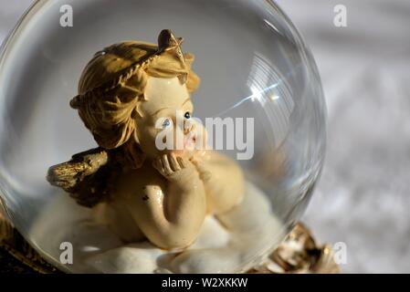 Petit Ange dans une boule de cristal. Banque D'Images