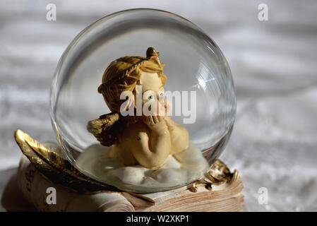 Petit Ange dans une boule de cristal. Banque D'Images