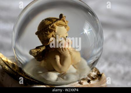 Petit Ange dans une boule de cristal. Banque D'Images