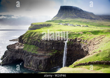 Gasadalur village et belle cascade. Vagar et, îles Féroé, Danemark Banque D'Images