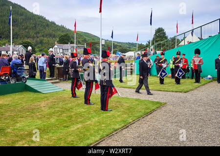 Le gouverneur de l'île de Man, Sir Richard Gozney se prépare à déposer une couronne au monument commémoratif de guerre du Canada, le Tynwald Day Banque D'Images