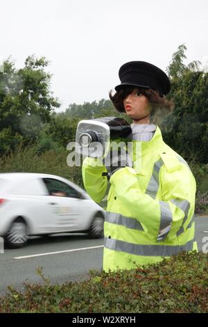 Sefton, Merseyside, Royaume-Uni. 11 juillet 2019. Policewoman armés d'appareil photo, vitesse d'automobilistes à Southport Rd, Sefton à ralentir dès qu'ils apercevoir d'elle. En fait, l'agent de police est un épouvantail dans un haut-vis la veste speed camera est faite à partir d'une bouteille d'eau de javel vide recouvert d'aluminium. Nommée 'Speedo' il a été créé par 71 ans, conseiller de paroisse Edie Pape qui exécute Church View Farm Shop dans la région de Southport Road, Lydiate, après une série d'incidents de la route causés par la conduite avec négligence ou trop rapide. Credit:Ken Biggs/Alamy Live News Banque D'Images