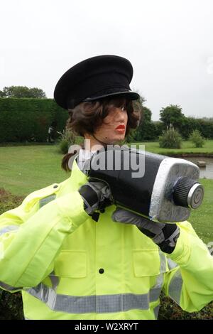 Sefton, Merseyside, Royaume-Uni. 11 juillet 2019. Policewoman armés d'appareil photo, vitesse d'automobilistes à Southport Rd, Sefton à ralentir dès qu'ils apercevoir d'elle. En fait, l'agent de police est un épouvantail dans un haut-vis la veste speed camera est faite à partir d'une bouteille d'eau de javel vide recouvert d'aluminium. Nommée 'Speedo' il a été créé par 71 ans, conseiller de paroisse Edie Pape qui exécute Church View Farm Shop dans la région de Southport Road, Lydiate, après une série d'incidents de la route causés par la conduite avec négligence ou trop rapide. Credit:Ken Biggs/Alamy Live News Banque D'Images