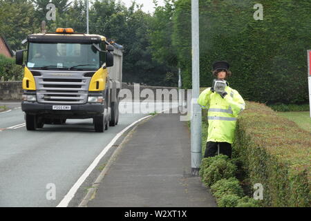 Sefton, Merseyside, Royaume-Uni. 11 juillet 2019. Policewoman armés d'appareil photo, vitesse d'automobilistes à Southport Rd, Sefton à ralentir dès qu'ils apercevoir d'elle. En fait, l'agent de police est un épouvantail dans un haut-vis la veste speed camera est faite à partir d'une bouteille d'eau de javel vide recouvert d'aluminium. Nommée 'Speedo' il a été créé par 71 ans, conseiller de paroisse Edie Pape qui exécute Church View Farm Shop dans la région de Southport Road, Lydiate, après une série d'incidents de la route causés par la conduite avec négligence ou trop rapide. Credit:Ken Biggs/Alamy Live News Banque D'Images