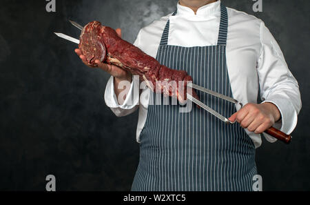 Chef holding sans visage avec de la viande brochettes Banque D'Images