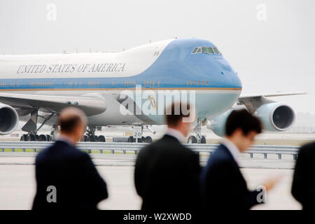 Le Service secret et le personnel d'attendre que le président américain Barack Obama arrive sur l'Air Force One à New York pour assister à plusieurs levées de fonds pour sa campagne de réélection. Banque D'Images