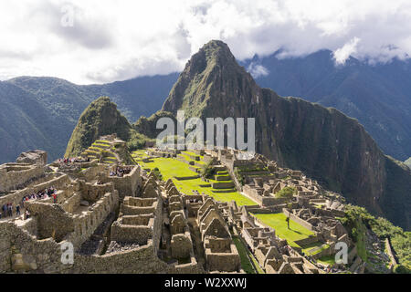 Machu Picchu - patrimoine protégé par l'Unesco de la citadelle de Machu Picchu avec le Huayna Picchu montagne dans l'arrière-plan, le Pérou, Amérique du Sud. Banque D'Images