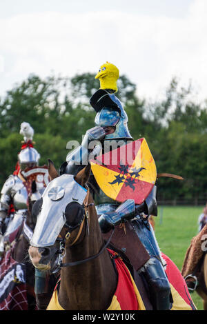 Brackley, UK - 7 juin 2019 : Les gens habillés comme des chevaliers médiévaux sur l'prendre part à un concours de joutes Banque D'Images