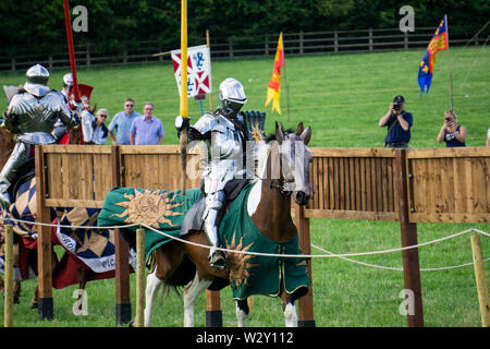 Brackley, UK - 7 juin 2019 : Les gens habillés comme des chevaliers médiévaux sur l'prendre part à un concours de joutes Banque D'Images