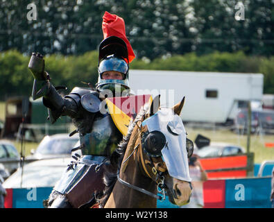 Brackley, UK - 7 juin 2019 : Les gens habillés comme des chevaliers médiévaux sur l'prendre part à un concours de joutes Banque D'Images