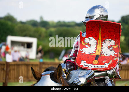 Brackley, UK - 7 juin 2019 : Les gens habillés comme des chevaliers médiévaux sur l'prendre part à un concours de joutes Banque D'Images