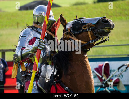 Brackley, UK - 7 juin 2019 : Les gens habillés comme des chevaliers médiévaux sur l'prendre part à un concours de joutes Banque D'Images