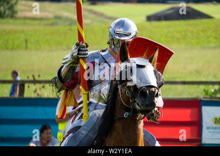 Brackley, UK - 7 juin 2019 : Les gens habillés comme des chevaliers médiévaux sur l'prendre part à un concours de joutes Banque D'Images