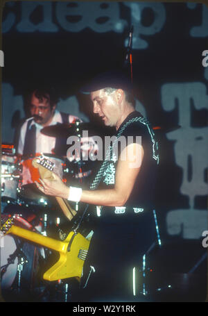 CHEAP TRICK groupe rock américain avec Rick Nielsen à droite et petit pain. E. Carlos environ 1982 au Hollywood Palladium de Los Angeles, Californie. Photo : Jeffrey Mayer Banque D'Images