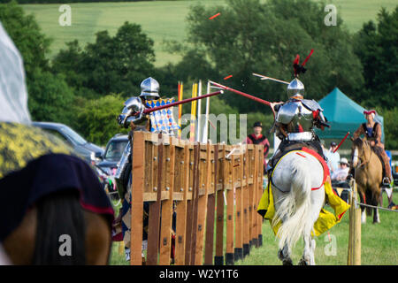 Brackley, UK - 7 juin 2019 : Les gens habillés comme des chevaliers médiévaux sur l'prendre part à un concours de joutes Banque D'Images