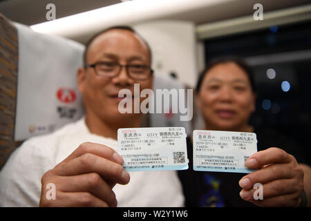 (190711) -- CHONGQING, 11 juillet 2019 (Xinhua) -- passagers montrer leurs billets à bord du train rapide G319 à la gare de l'ouest de Chongqing dans le sud-ouest de la Chine, Chongqing, le 11 juillet 2019. Le bullet train G319 a quitté la gare de l'ouest de Chongqing à 8 h 20 et arrivera à Hong Kong West Kowloon Station autour de 7,5 heures plus tard. Un siège de seconde classe pour les 7,5 heures de voiture coûte 660 yuans (environ 96 dollars américains). (Xinhua/Tang Yi) Banque D'Images